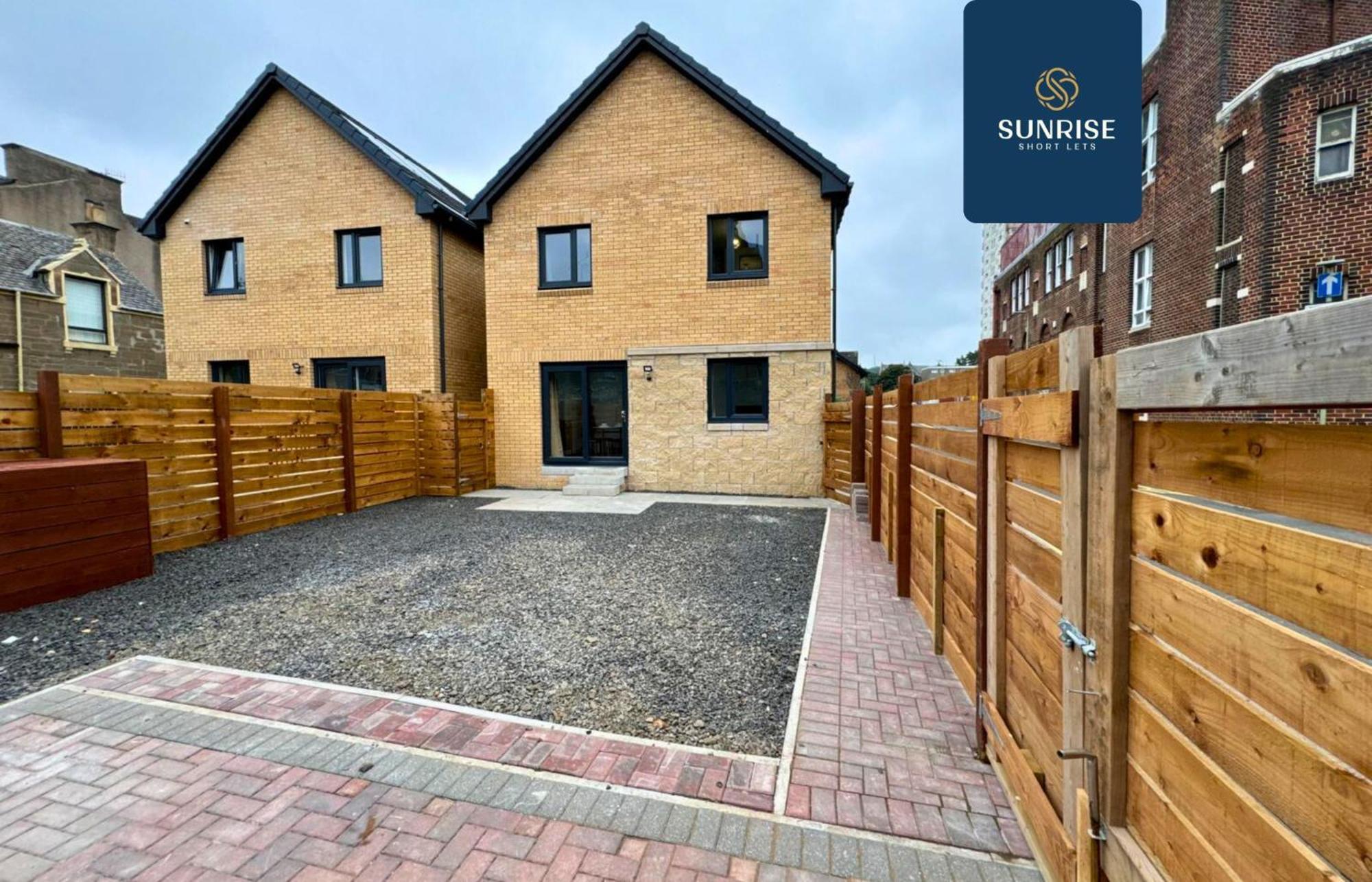 L2 - Stunning 4 Bed House With 6 Beds And 3 Bathrooms, Tvs In Each Room, Free Parking, Fully Equipped, Local Amenities, Easy Ring Road Access, Special Rates Ask Sunrise Short Lets Dundee Eksteriør billede